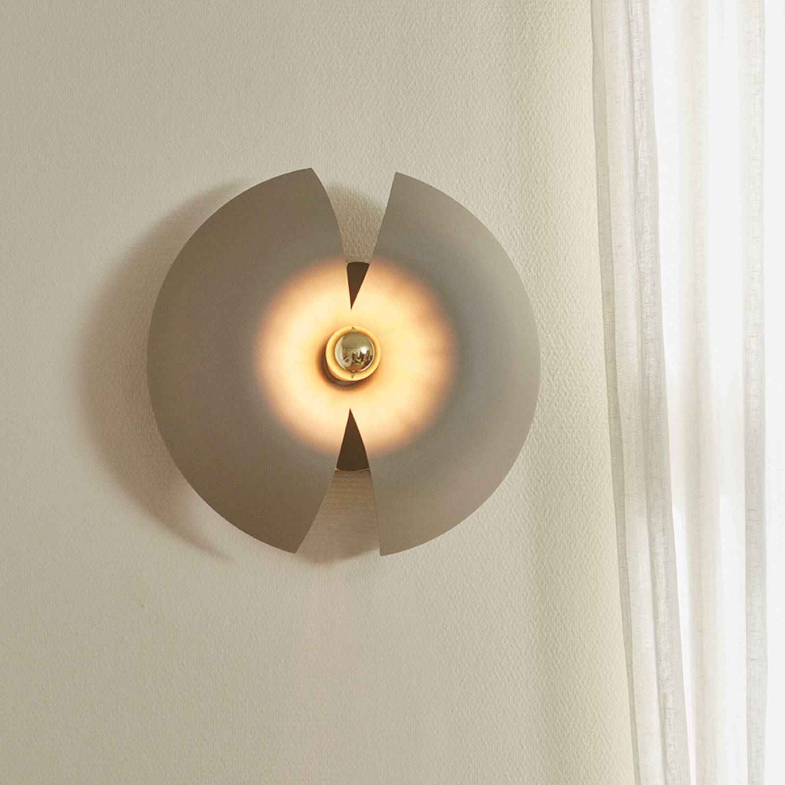 AYTM Wandleuchte Cycnus, taupe, Ø 30 cm, Stecker, Alu, E27 von AYTM