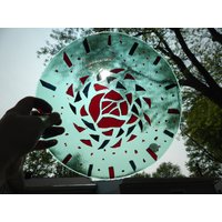Rote Rose Auf Grünem Fusing-Glas Buntglas Platte Und Servierplatte von AZStainedGlassLLC