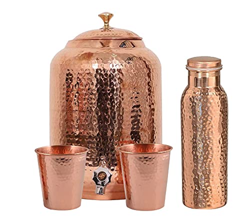 Handgefertigter Wasserspender aus reinem Kupfer mit gehämmerter Oberfläche, Ayurveda-Heilung, 8 Liter Fassungsvermögen, Wasserbehälter mit 2 passenden Gläsern und 1 Kupferflasche Handgefertigter Wasserspender aus reinem Kupfer mit gehämmerter Oberfläche, Ayurveda-Heilung, 8 Liter Fassungsvermögen, Wasserbehälter mit 2 passenden Gläsern und 1 Kupferflasche von Aakrati