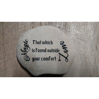 Magie Gefunden Außerhalb Komfortzone Frieden Liebe Grußsteine Garten Geschnitzten Hauseingang Haustür Gehwegstein Graviert Geätzt Rock Etch von AandWEngraving
