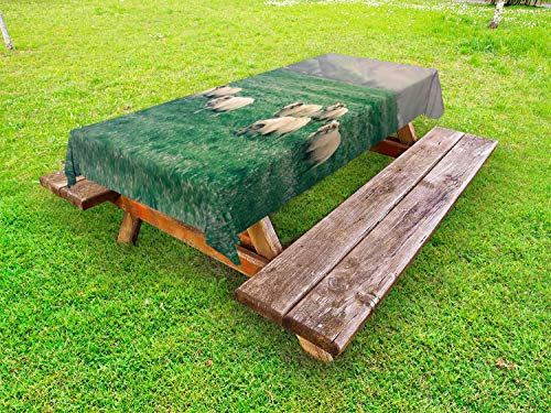 ABAKUHAUS Bauernhoftier Outdoor-Tischdecke, Schafe weiden auf Gras, dekorative waschbare Picknick-Tischdecke, 145 x 265 cm, Ecru Farngrün von ABAKUHAUS