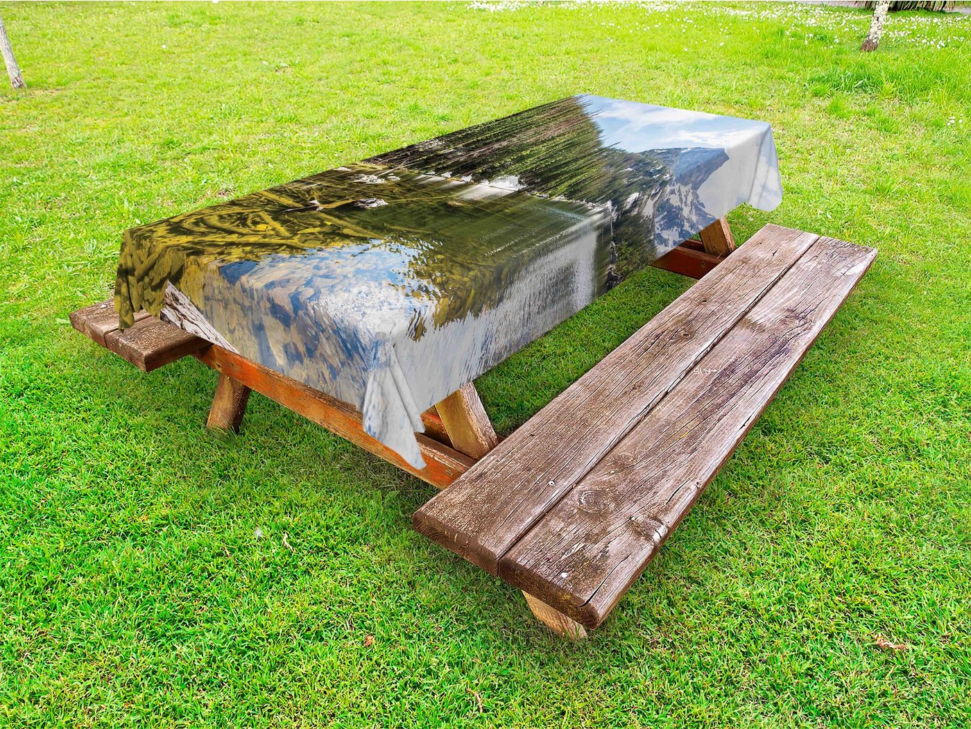 Abakuhaus Tischdecke dekorative waschbare Picknick-Tischdecke, Immergrün Berge und ein Fluss von Abakuhaus