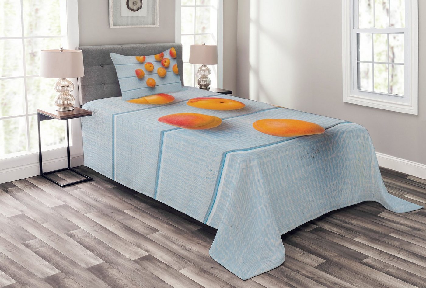 Tagesdecke Set mit Kissenbezügen Waschbar, Abakuhaus, Obst Aprikosen auf Blau Holztisch von Abakuhaus