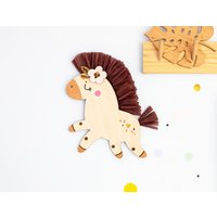 Laufpferd Holz Tierzimmer Dekor Raffia Kinderzimmer Wandkunst Safari Boho Gewebt Wandbehang Pferd Thema Geschenk von AbbaArtDesignUA