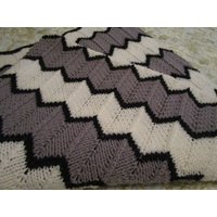 Handgestrickte Decke Häkeldecke Schwarz Weiss Chevron Zig Zag 66x60 von AbbyClaysBackPorch