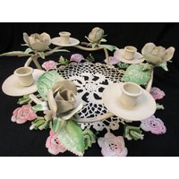 Vintage Metall Weiße Rosen & Grüne Blätter Tole Vier-Licht-Mittelstück Kerzenhalter Hochzeit Tisch Jubiläum Tischdekoration Vintage Metall Weiße Rosen & Grüne Blätter Tole Vier-Licht-Mittelstück Kerzenhalter Hochzeit Tisch Jubiläum Tischdekoration von AbbyClaysBackPorch