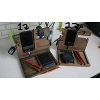 Gravierte Docking Station, Naturholz, Schreibtisch Organizer, Organisation, Am Besten, Weihnachtsgeschenk, Geschenk Für Mann von AbegaleWoodenCraftTX