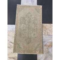 18 "x 33" Zoll. Vintage Fußmatte. Beunstigter Fußmatte-Teppich. Neutrale Farben Teppich. Waschküche Waschbecken Vorne Badezimmerteppich. Nomadenru von Abouttherug