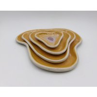 Handgemachte Organic Nesting Plates Aus Keramik - Gelb/Orange/Pink von AbraKarbinCeramics