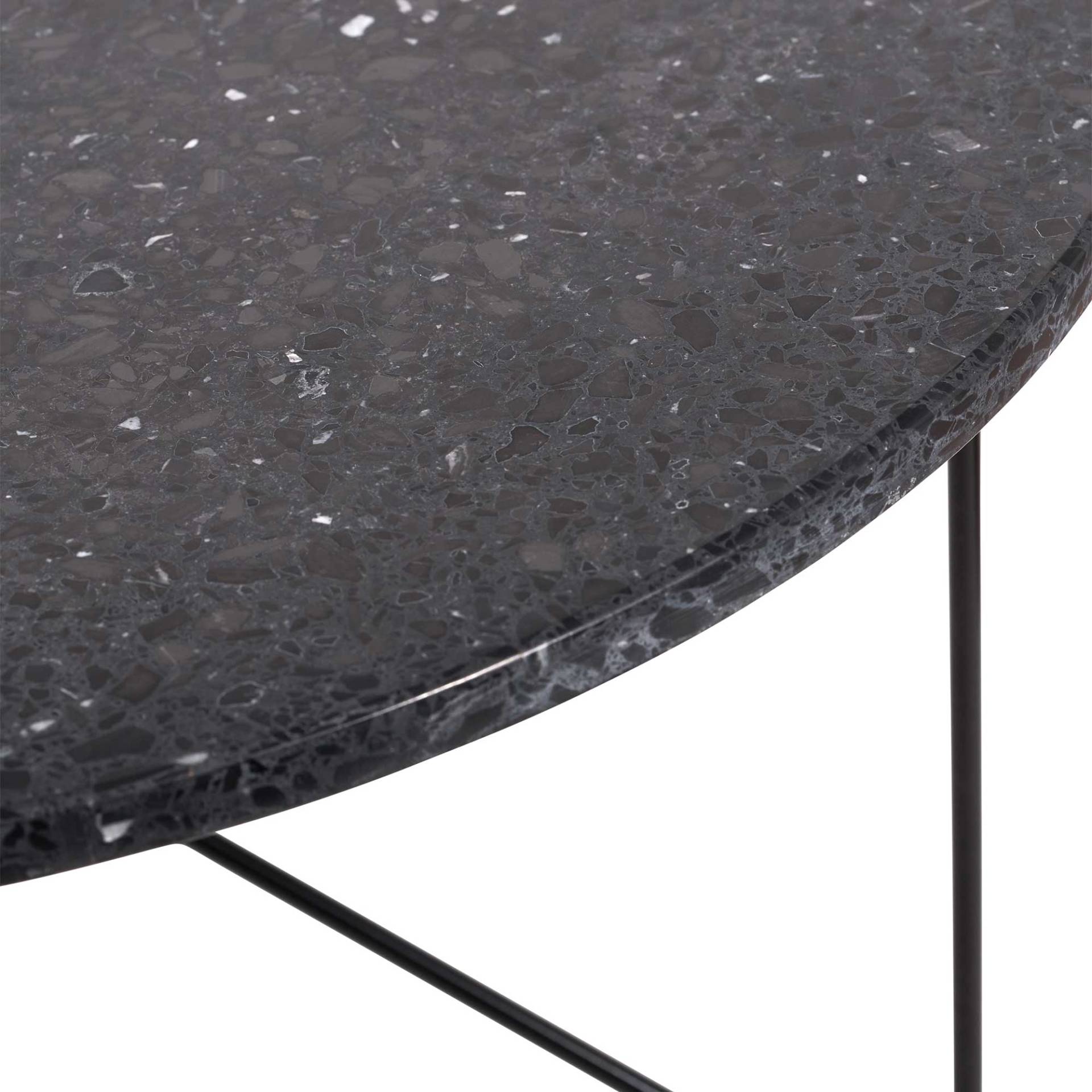 Acapulco Design - The Low Table Beistelltisch Terrazzo Ø65cm - terrazzo/tierra schwarz/Tischplatte Terrazzo/Gestell Stahl pulverbeschichtet/HxØ 36x65c von Acapulco Design