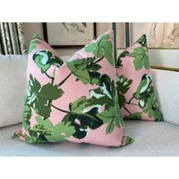Peter Dunham Indoor/Outdoor Feigenblatt in Rosa Und Grünen Kissenbezügen von AccentMarks