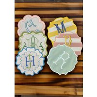 Monogrammierte Leinen Gewellte Kante Cocktail Servietten Untersetzer Einweihungsparty Gestickte Gastgeschenk Brodées Serviette En Lin von AccentsByGeisha