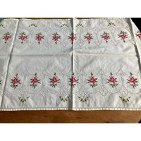 Vintage Mitteldeckchen, Tischläufer, Rot Bestickt, Kreuzstich, Lochstich von AcoBoox