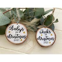 Personalisierte Babys Erstes Weihnachten - Handgeschrieben in Kalligraphie-Naturholzscheibendekorationen Personalisierte Babys Erstes Weihnachten - Handgeschrieben in Kalligraphie-Naturholzscheibendekorationen von AcornStationery