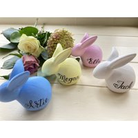 Personalisierte Sitzende Häschendekorationen Aus Keramik - Alles Handgefertigt Und in Kalligraphie Geschrieben Personalisiertes Ostergeschenk / von AcornStationery