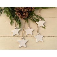 Rustikale Sterne Aus Weißem Ton - Weihnachtsdekoration Handgemacht Wohnkultur Erhältlich in Packungen Mit 5 Oder 10 Sternen von AcornStationery