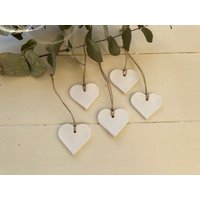 Rustikale Weiße Tonherzen - Hochzeits-/Valentinstagsdekorationen Handgefertigt Erhältlich in Packungen Mit 5 Oder 10 Sternen von AcornStationery