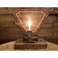 Antike Saatbohrer Endlampe - Wiederverwendet Bauernhof Reklamiert Rustikal Tischleuchte Barnwood Dekor Authentisch Bügeleisen von AcreageArtisans