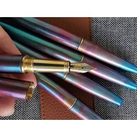 Handgemachter Füllfederhalter Aus Harz in Einzigartigem Regenbogendesign Mit Iridium Spitze Und Schraubverschluss Inkl. Tintenkonverter von AcrylicMoments
