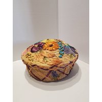 Vintage Floraler Gewebter Strohkorb Mit Deckel, Blumenkorb, Cottagecore Korb, Landhausstil Alter Korb von AddysAtticVintage