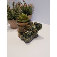 Vintage Grüne Keramik Glückselefant Übertopf, Elefant Dekor, Geschenkware, Anthropomorpher Pflanzentopf, Kitsch Topf Vintage Grüne Keramik Glückselefant Übertopf, Elefant Dekor, Geschenkware, Anthropomorpher Pflanzentopf, Kitsch Topf von AddysAtticVintage