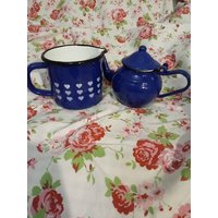 Vintage Set Aus Blauer Emaille Teekanne Und Messbecher, Blaue Metall Tasse, Kleiner Emaillekessel Küchen Dekor von AdelGifts