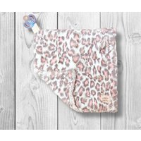 Mini Lovey-Pink Leopard Minky/Binky Halter Mit Holzring/Crinkle Lovey/Binky Halter/Crinkle Lovey/Schnuller Lovey von AdelsQuiltShop