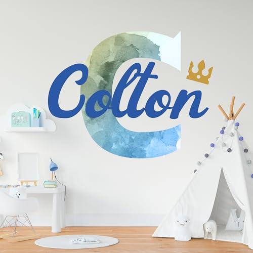 AdesiivoStudio Benutzerdefinierter Name & Initiale Wanddekoration für Baby Junge & Kleinkinder Zimmer - Helle Buchstaben Home Decor mit mehreren Schriftarten & Aquarell-Design Junge oder Mädchen von AdesiivoStudio