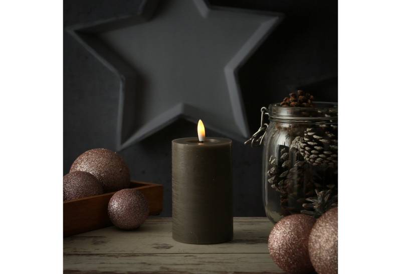 Adilina LED-Kerze LINA Rustik Optik Echtwachskerze flackernd Timer H: 11cm D: 7cm grau Adilina LED-Kerze LINA Rustik Optik Echtwachskerze flackernd Timer H: 11cm D: 7cm grau von Adilina