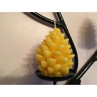 1 Mittlere Gelbe Bienenwachs Kiefernzapfen Kerze.100% Natur 3 Zoll Groß X 2 Breit 1 Mittlere Gelbe Bienenwachs Kiefernzapfen Kerze.100% Natur 3 Zoll Groß X 2 Breit von Adironstix