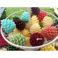 6 Kleine Farbige Tannenzapfenförmige Bienenwachskerzen. Gelb Bienenwachs Mit Farbe Hinzugefügt von Adironstix