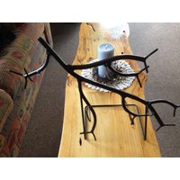 Das Weinregal Im Zweigstil Sitzt Auf Dem Tisch, Stabil Und Stark von Adironstix