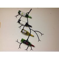 Das Zweigförmige Weinregal Aus Metall Hält 4 Flaschen Im Zweigstil Und Ist Einzigartig Das Zweigförmige Weinregal Aus Metall Hält 4 Flaschen Im Zweigstil Und Ist Einzigartig von Adironstix
