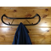 Ein Paar 3-Haken-Kanu-Geformte Jacken -/Hutablagen, Ein Kanu-Handtuchhalter Mit Stangen Und One Canoe-Toilettenpapierhalter von Adironstix
