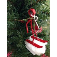 Skifahrer-Christbaumkugel. Die Grenze Ist Ca. 3 3/4 Zoll Groß Skifahrer-Christbaumkugel. Die Grenze Ist Ca. 3 3/4 Zoll Groß von Adironstix