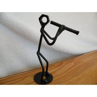 Trompete Musiker Figur Einzelstück Original Design "Er Ist Ein Bisschen Durchgeknallt" von Adironstix