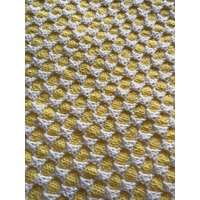 Handgestrickte Babydecke Mit Bienen Motiv Gelbe Bienenwabe Zum Kuscheln von AdkCabinFeverCrafts