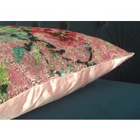 Jichang Pfingstrose Und Arietta Blütenblatt - Designers Guild, Dekorative Kissenbezug von AdoreDesignLucie