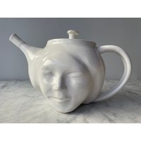 Gesicht Teekanne Servierskulptur, Keramik Kopf Dreaming in Bliss, Surreal Küche Kunst Gefäß Weiß Mit Regenbogen Tropf Glasiert von AdrienArt