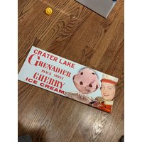 1956 Crater Lake Grenadier Black Sweet Cherry Ice Cream Poster Zeichen Original Vintage - Alter Soda Brunnen von AdvertisingCollector