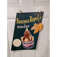 1956 Original Vintage „Freezer Fresh" Banana Royal Sundae Soda Fountain Schild - Alt von AdvertisingCollector