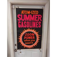 Großes Original 1950Er 60Er Jahre Zoom Power Atom-Ized Sommer Benzin Poster - Vintage Tankstellen Schild | Schwarz/Orange Version von AdvertisingCollector