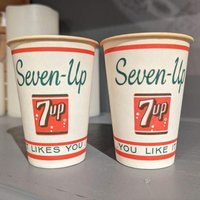 Paar Von 2 Nos Seven-Up 7Up Soda Musterbecher - Alt & Original 50Er Jahre von AdvertisingCollector
