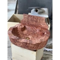 Benutzerdefinierte Rote Travertin Wandhalterung Waschbecken Handgeschnitztes Becken Mit Wellenförmigem Rand von Aegeanmarble