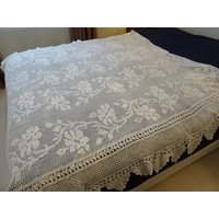 Tagesdecke Blumenranken Einzelbett Weisses Garn Frankreich Vintage Handarbeit Tagesdecke Blumenranken Einzelbett Weisses Garn Frankreich Vintage Handarbeit von AetBBrocante