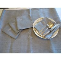 Tischdecke Mit 4 Großen Servietten Aus Leinendamast in Taubengrau, Frankreich, Vintage, Antik Tischdecke Mit 4 Großen Servietten Aus Leinendamast in Taubengrau, Frankreich, Vintage, Antik von AetBBrocante