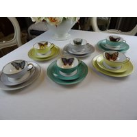 Wunderbares Teeset 6 Tassen Untertassen Teller Handbemalt Porzellanmalerei Schmetterlinge Vintage Einzelstück von AetBBrocante