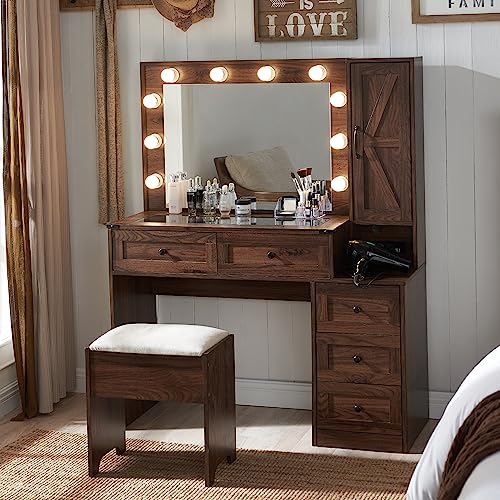 AetherWood Farmhouse Schminktisch mit Ladestation, Breiter Vanity Tisch mit LED-Spiegel & Schubladen, Moderner Schminktisch Set mit Hocker für Schlafzimmer (Braun) von AetherWood