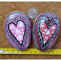 Filigran Handbemalter Herz-Stein | Love Steinkunst Perfektes Valentinstagsgeschenk Glänzendes Herz Einzigartige Tischakzente von AffinityStones