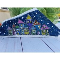 Handbemalter Winterdorf Stein Weihnachtliche Tischdeko von AffinityStones